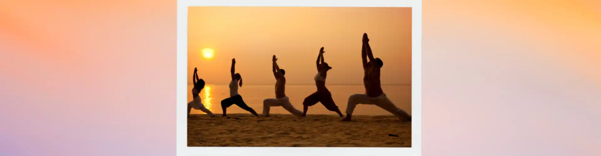 Séquence de yoga au lever du soleil